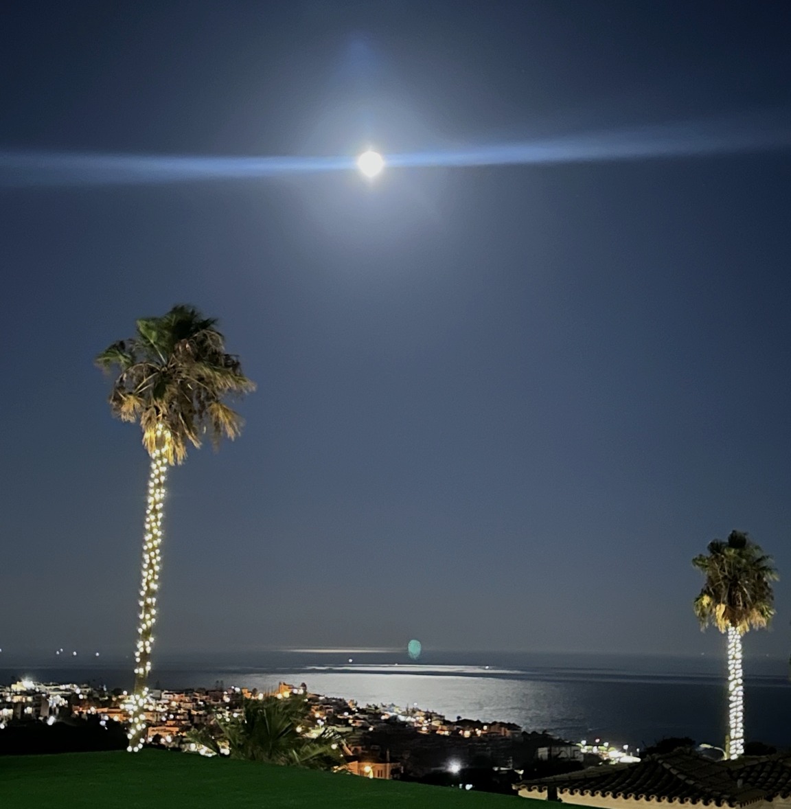 Vista noturna sobre o mar e Albufeira a partir da quinta