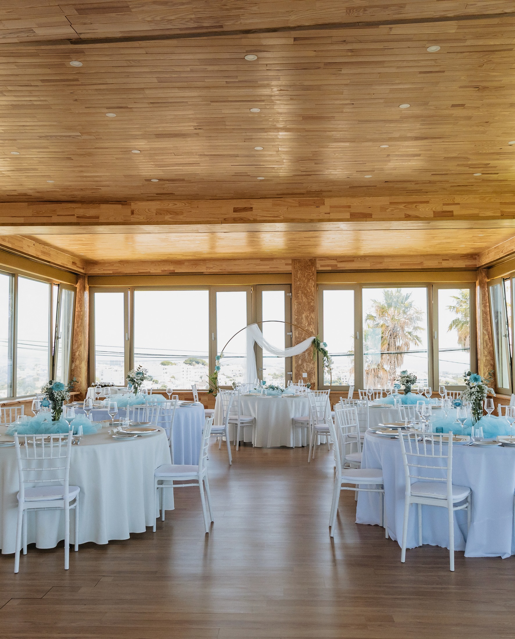 Salão preparado para eventos na Quinta da Águia Dourada