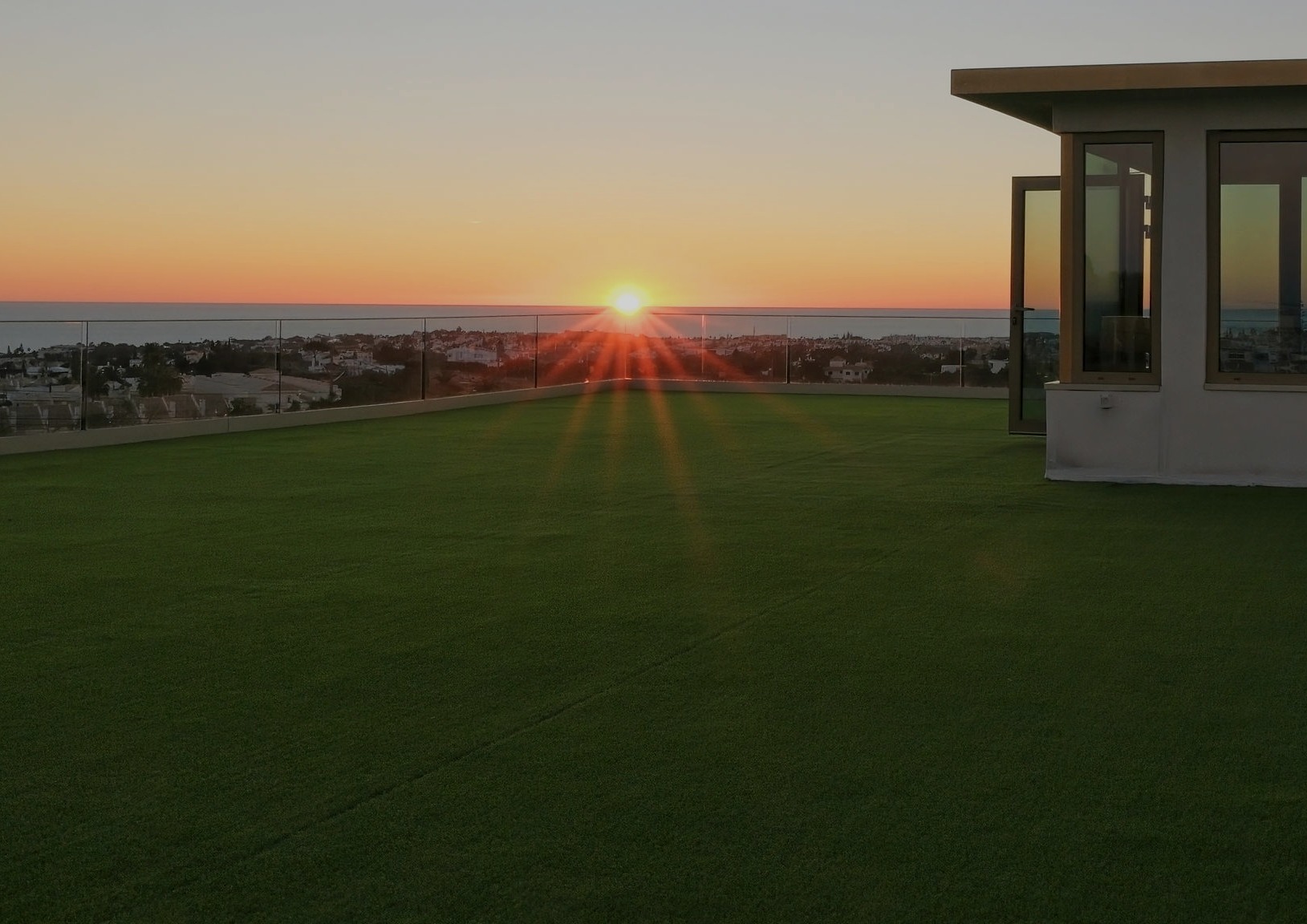 Exterior da Quinta da Águia Dourada ao pôr do sol